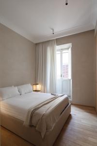 una camera con un grande letto e una finestra di P10 DESIGN a Roma