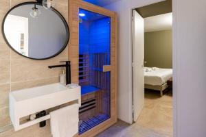 bagno con lavandino e specchio di NEW - Appartement Luxeux avec Cinema et Sauna a Parigi