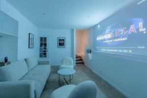 un soggiorno con divano, sedie e un cartello di NEW - Appartement Luxeux avec Cinema et Sauna a Parigi
