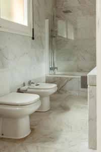 聖安德烈斯德利亞瓦內拉斯的住宿－The Blue Eucalyptus，白色的浴室设有卫生间和水槽。