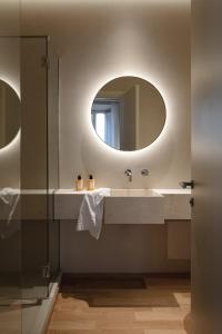 bagno con lavandino e specchio di P10 DESIGN a Roma