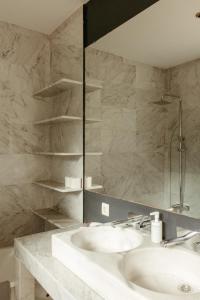 聖安德烈斯德利亞瓦內拉斯的住宿－The Blue Eucalyptus，浴室设有2个水槽和镜子