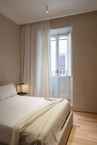 una camera con un grande letto e una finestra di P10 DESIGN a Roma