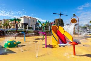 - une aire de jeux avec un parc aquatique doté d'un toboggan dans l'établissement Landmar Costa los Gigantes, à Puerto de Santiago