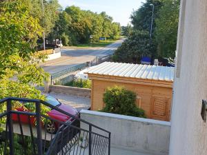 een balkon met een auto op straat bij Apartments Cintya in Poreč