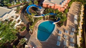 uma vista superior de uma piscina num resort em Landmar Costa los Gigantes em Puerto de Santiago