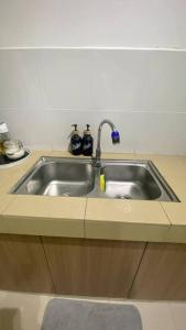 a stainless steel sink in a kitchen at R&R Manjung Guest House at Pangsapuri Samudera in Seri Manjung