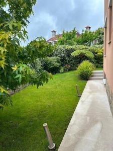 un jardin avec un trottoir et une pelouse dans l'établissement Excepcional chalet en Perbes, à Miño