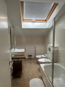 La salle de bains est pourvue de 2 toilettes, d'une baignoire et d'un lavabo. dans l'établissement Excepcional chalet en Perbes, à Miño