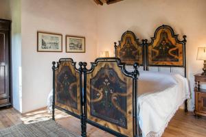 1 dormitorio con 1 cama grande en una habitación en Casa Zorzi, en Arquà Petrarca