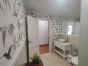 ein Badezimmer mit Toilette und Waschbecken in der Unterkunft Luxury apartment Las Canteras in Las Palmas de Gran Canaria + 197 Fotos