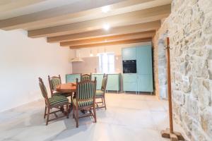 Kuchyň nebo kuchyňský kout v ubytování Deluxe Nature Resort Galovi Dvori