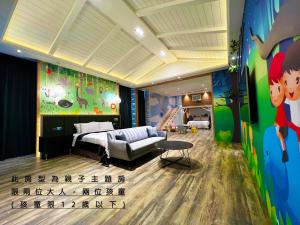 una camera con un letto e un grande murale di Aquarius Motel a Taichung