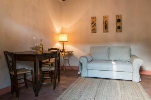 sala de estar con sofá y mesa en Casa Zorzi, en Arquà Petrarca