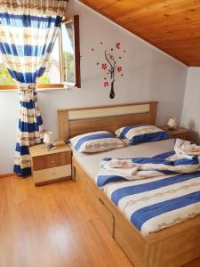 1 dormitorio con 2 camas y ventana en Apartments Cintya, en Poreč