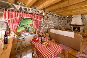 ein Esszimmer mit einem Tisch und einem Kamin in der Unterkunft Holiday House Sobol in Kuželj