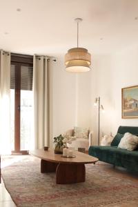 a living room with a green couch and a coffee table at Casa Tekas - Centro Ciudad in Caravaca de la Cruz