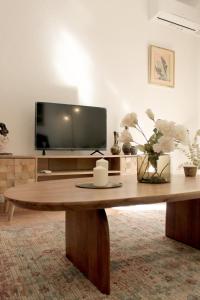 卡拉瓦卡德拉克魯斯的住宿－Casa Tekas - Centro Ciudad，客厅设有木桌和电视
