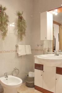 a bathroom with a sink and a toilet and a mirror at Casa Tekas - Centro Ciudad in Caravaca de la Cruz