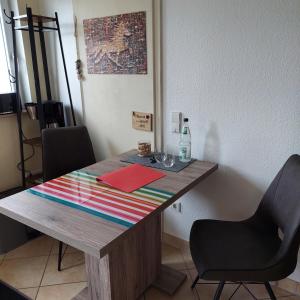 una mesa de madera con una tela de colores encima en Ottilienhof, en Schwaigern