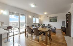 Χώρος καθιστικού στο 6 Bedroom Nice Home In Svib
