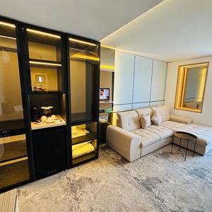 un soggiorno con divano bianco in una camera di STEAUA DE MARE - Olimp Resort a Olimp