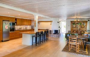 cocina abierta y sala de estar con mesa y sillas en Amazing Home In Nshulta With Wifi en Böcklinge