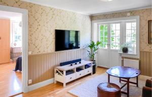 sala de estar con TV y mesa de centro en Amazing Home In Nshulta With Wifi en Böcklinge
