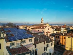 miasto z panelami słonecznymi na dachach w obiekcie B&B La Casa di Rosa w mieście Vago