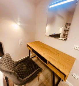 a dressing room with a desk and a chair at COLIBRI in Calella