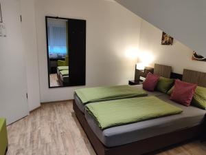 ein Schlafzimmer mit einem Bett und einem großen Spiegel in der Unterkunft Hotel Stock Kaffeesäckle in Friedrichshafen