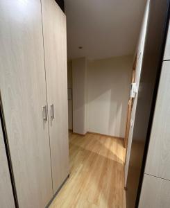 una stanza vuota con armadio e corridoio di Estudio Céntrico A2 a Oviedo