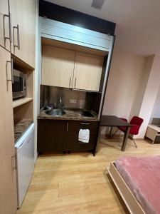 una pequeña cocina con fregadero y microondas en Estudio Céntrico A2 en Oviedo