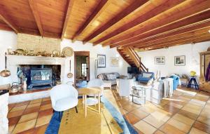 sala de estar con sillas blancas y chimenea en Awesome Home In Monsegur With Private Swimming Pool, Can Be Inside Or Outside en Saint-Ferme