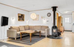 Posezení v ubytování 3 Bedroom Pet Friendly Home In Sydals
