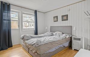 Postel nebo postele na pokoji v ubytování 3 Bedroom Pet Friendly Home In Sydals