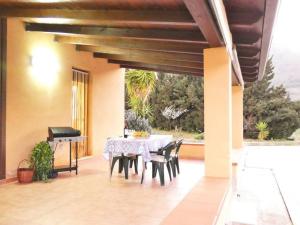 a patio with a table and chairs and a grill at Villa Indipendente Jacuzzi Giardino Clima WiFi in Castellammare del Golfo