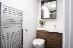 Bilik mandi di Dunstable Rd Modern Ensuites by Pioneer Living