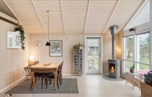 een eetkamer met een tafel en een open haard bij Cozy Home In Vordingborg With Wifi in Vordingborg