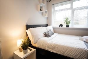 Łóżko lub łóżka w pokoju w obiekcie Dunstable Rd Modern Ensuites by Pioneer Living