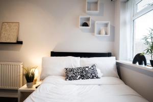 Un pat sau paturi într-o cameră la Dunstable Rd Modern Ensuites by Pioneer Living