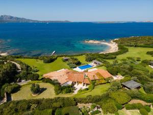 an aerial view of a house and the ocean at Splendido appartamento Vista Mare Porto Rotondo in Porto Rotondo