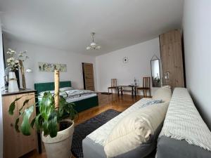 uma sala de estar com duas camas e uma mesa em ARTHOME em Breslávia