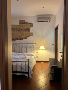 A bed or beds in a room at Residenza della Samaritana Classici