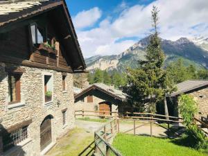 a house with a view of a mountain at Baita Gran Bosco: appartamento per 6 persone in Monfol