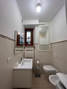 A bathroom at Residenza della Samaritana Classici Még 15 kép