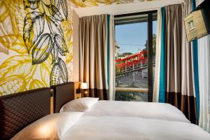 um quarto de hotel com duas camas e uma janela em Swiss Chocolate by Fassbind Zurich em Zürich
