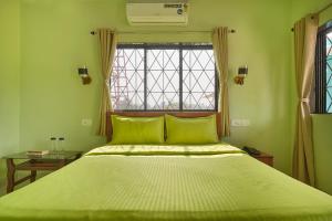 เตียงในห้องที่ Tarangan Resort