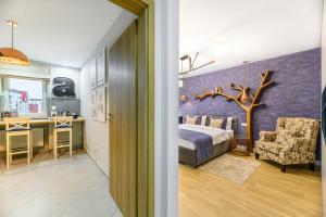 - une chambre avec un lit et un bureau avec une chaise dans l'établissement ARA Apart Hotel #3, à Braşov