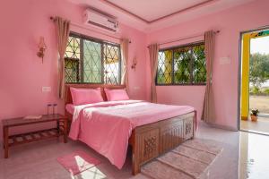 En eller flere senger på et rom på Tarangan Resort
